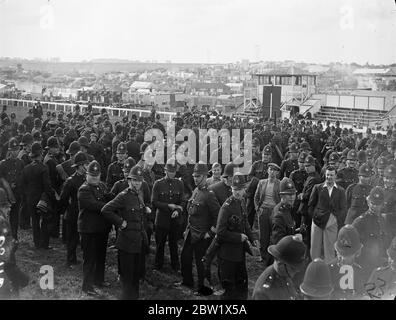 Große Polizeikräfte auf dem Derby-Kurs. Die riesige Menge Platz in der Derby Course in Epsom, um mit den Tausenden von Derby Zuschauer umzugehen.. Juni 1937 Stockfoto