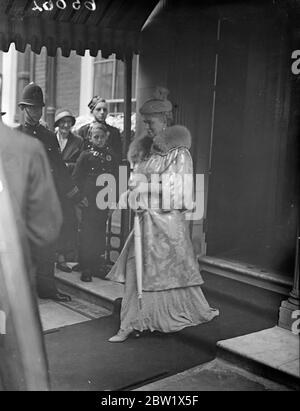 Königin Mary verlässt nach Peers gemeinsame goldene Hochzeit Partei. Königin Mary nahm an der Party Teil, die der Herzog von Portland in seinem Haus in Mayfair hielt, um die goldene Hochzeit von drei der berühmtesten englischen Kollegen zu feiern, dem Marquis von Salisbury, dem Earl of Kenmare und Lord Desborough, die alle seine Kindheitsfreunde waren. Die drei Gleichaltrigen wurden 1887, Königin Victorias Jubilee Jahr verheiratet. Foto zeigt, dass Queen Mary nach der Party das Haus des Duke of Portland verlässt. Juni 1937 Stockfoto