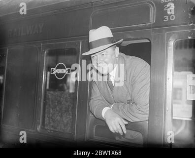 Der Chauffeur des Herzogs von Windsor verlässt London, um an der Hochzeit teilzunehmen, nachdem er per Telefon eingeladen wurde. George Ladbrook, Chauffeur des Duke of Windsor 18 Jahre, verließ London, um an der Hochzeit des Duke of Windsor und der Frau Wallis Warfield im Château de Cande, Tours, teilzunehmen. Der Herzog telefonierte Ladbroke in seiner Wohnung in Kennington, um zu bestätigen, dass Ladbrokes versprach, ihn auf seine Flitterwochen zu fahren. Es war Ladbroke Trophy Frau Wallis Warfield (Simpson) durch Frankreich, als sie England verließ, kurz bevor der Herzog abdankte. Ladbroke sagt, er wäre gegangen, um dem Herzog Glück zu wünschen, auch wenn er nicht zu den Weddi eingeladen worden Stockfoto