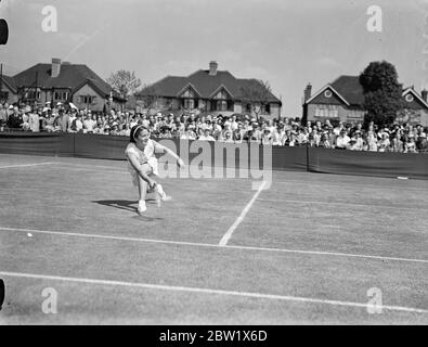 Senorita Anita Lizana trifft Miss Marble im Finale in Middlesex. Die chilenische Meisterin Senorita Anita Lizana und die amerikanische Meisterin Miss Alice Marble trafen sich im Finale der Frauen-Singles bei den Middlesex Championships im Chiswick Park Lawn Tennis Club. Foto zeigt Senorita Anita Lizana im Spiel gegen Miss Marble. 29 Mai 1937 Stockfoto