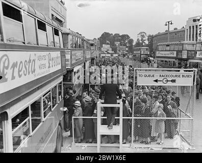 Tausende fahren mit dem Bus von Morden zum Derby. Tausende von Menschen reisen mit dem Bus von Morden nach Epsom, um das Derby zu beobachten. Fotoausstellungen, die sich für die Bosse in Morden anstellen. Juni 1937 Stockfoto