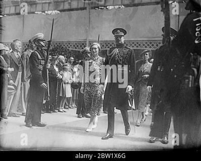 Herzogin in Sommermode bei Royal Turnier. Die Herzogin von Gloucester und Kent, begleitet vom Herzog von Gloucester, nahmen in Sommermode am Königsturnier in Olympia Teil. Foto zeigt, der Herzog und die Herzogin von Gloucester, die Herzogin von Kent (hinten) bei der Ankunft in Olympia. To Duchess of Gloucester trägt eine neue misslumpte Hutmode. 31 Mai 1937 Stockfoto