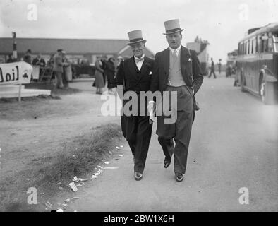 Sir Malcolm Campbell im Derby. Sir Malcolm Campbell (links), der schnellste Mann auf Rädern, ging mit einem Freund auf dem Kurs in Epsom, wo er die schnellsten Pferde um Derby Honors kämpfen sah. Juni 1937 Stockfoto
