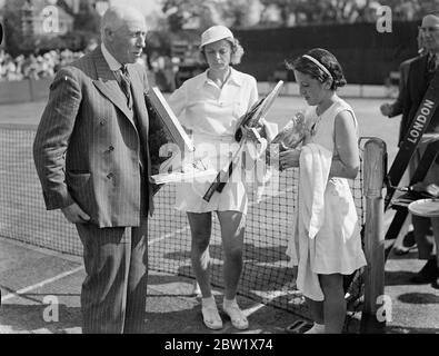 Senorita Anita Lizana schlägt Miss Marble im Middlesex Finale. Die chilenische Meisterin, Senorita Anita Lizana, schlug Miss Alice Marble, die amerikanische Meisterin, 9:7, 9-7 im Finale der Dameneinzel bei den Middlesex Championships im Chiswick Park Lawn Tennis Club. Foto zeigt, Sir Harold Elverston präsentiert den Becher Senorita Anita Lizana von Miss Marble beobachtet. 29 Mai 1937 Stockfoto