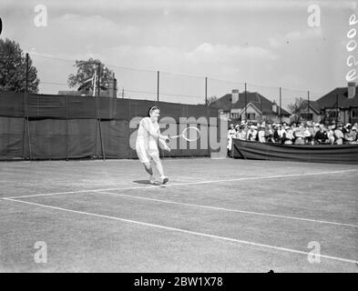 Senorita Anita Lizana trifft Miss Marble im Finale in Middlesex. Die chilenische Meisterin Senorita Anita Lizana und die amerikanische Meisterin Miss Alice Marble trafen sich im Finale der Frauen-Singles bei den Middlesex Championships im Chiswick Park Lawn Tennis Club. Foto zeigt Senorita Anita Lizana im Spiel gegen Miss Marble. 29 Mai 1937 Stockfoto