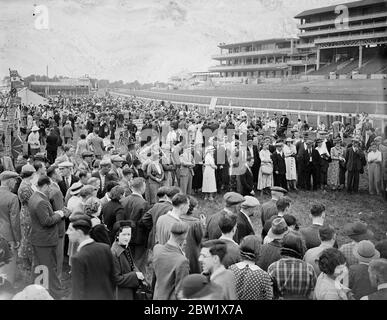 Große Derby Sonntag Menschenmengen von Epsom Course. Begünstigt durch echtes Sommerwetter versammelten sich große Menschenmassen, um den Derby-Kurs in Epsom heute (Derby Sonntag) zu inspizieren. Alle bunten Figuren, die Derby Day Racing das berühmteste Ereignis machen, waren auf dem Platz. Fotoausstellungen, die große Menge Derby Sunday thronten auf dem Platz in Epsom. 30 Mai 1937 Stockfoto