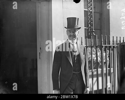 Großbritanniens neuer Premierminister kehrt aus dem Palast zurück. Neville Chamberlain kehrte nach seiner Einladung zum Buckingham Palace in die Downing Street zurück, um ein Kabinett nach Baldwin zu gründen. Foto zeigt, Herr Neville Chamberlain bei seiner Rückkehr in Downing Street, das erste Bild des akzeptierte das Amt als Premier. 28 Mai 1937 Stockfoto