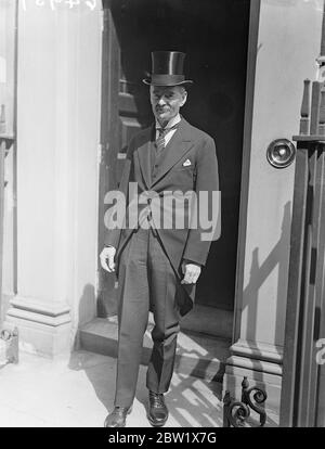 Großbritanniens neuer Premierminister kehrt aus dem Palast zurück. Neville Chamberlain kehrte nach seiner Einladung zum Buckingham Palace in die Downing Street zurück, um ein Kabinett nach Baldwin zu gründen. Foto zeigt, Herr Neville Chamberlain bei seiner Rückkehr in Downing Street, das erste Bild des akzeptierte das Amt als Premier. 28 Mai 1937 Stockfoto