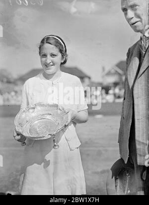 Senorita Anita Lizana schlägt Miss Marble im Middlesex Finale. Die chilenische Meisterin, Senorita Anita Lizana, schlug Miss Alice Marble, die amerikanische Meisterin, 9:7, 9-7 im Finale der Dameneinzel bei den Middlesex Championships im Chiswick Park Lawn Tennis Club. Foto zeigt, Senorita Anita Lizana mit dem Cup nach Miss Marble im Finale besiegt. 29 Mai 1937 Stockfoto