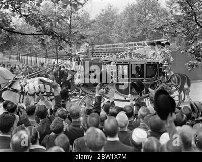 King fährt im Staat zum St. James's Palace für Levee. Der König fuhr in State vom Buckingham Palace, um einen Deich zu halten. Er wurde von der Kavallerie des Haushalts begleitet und von seinem Herrn in der Warteschleife begleitet. Foto zeigt, der König in seinem Bus, als er zum St. James's Palace fuhr. 28 Mai 1937 Stockfoto