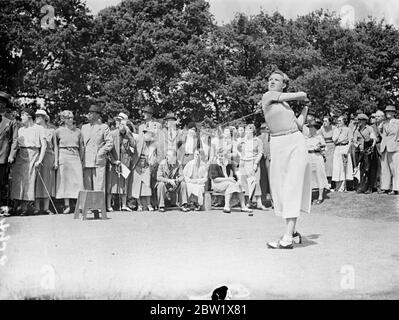 PAM Barton im internationalen Golfspiel der Frauen. Großbritannien traf Frankreich im achten internationalen Spiel der Damen, das von der Ladies Golf Union im West Sussex Golf Club, Pulborough organisiert wurde. Foto zeigt, Mlle F Tollon ( Frankreich ) fährt vom 10. Tee. 28 Mai 1937 Stockfoto