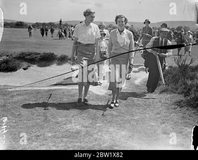 PAM Barton im internationalen Golfspiel der Frauen. Großbritannien traf Frankreich im achten internationalen Spiel der Damen, das von der Ladies Golf Union im West Sussex Golf Club, Pulborough organisiert wurde. Foto zeigt, Mme A Strauss aus Frankreich und Mrs Holm , Großbritannien ( links ) zu Fuß zum ersten Grün für ihr Spiel in den Singles. 28 Mai 1937 Stockfoto