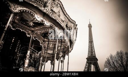 Altmodisches Karussell im Park in der Nähe des Eiffelturms. Paris 1er arr. Ile de France. Frankreich. Stockfoto