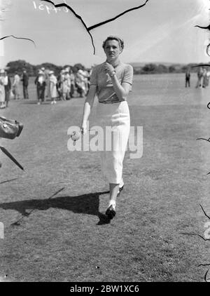 PAM Barton im internationalen Golfspiel der Frauen. Großbritannien traf Frankreich im achten internationalen Spiel der Damen, das von der Ladies Golf Union im West Sussex Golf Club, Pulborough organisiert wurde. Foto zeigt, Mlle F Tollon ( Frankreich ). 28 Mai 1937 Stockfoto