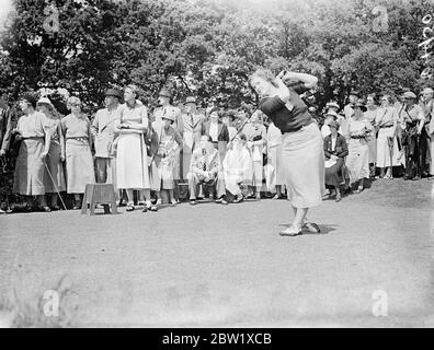 PAM Barton im internationalen Golfspiel der Frauen. Großbritannien traf Frankreich im achten internationalen Spiel der Damen, das von der Ladies Golf Union im West Sussex Golf Club, Pulborough organisiert wurde. Foto zeigt, Miss Pam Barton, beobachtet den Ball, den sie getroffen hat. 28 Mai 1937 Stockfoto