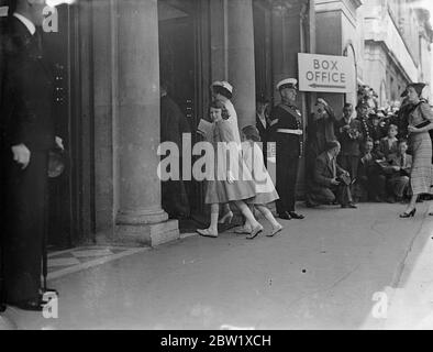 König oder Königin und Prinzessin bei der Eröffnung des Königsturniers. Der König, begleitet von der Königin und Prinzessin Elizabeth und Margaret Rose, eröffnen das Krönungsturnier in Olympia. Foto zeigt: Die Königin mit Prinzessinnen bei Ankunft in Olympia. 27 Mai 1937 Stockfoto