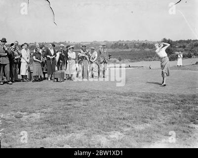 PAM Barton im internationalen Golfspiel der Frauen. Großbritannien traf Frankreich im achten internationalen Spiel der Damen, das von der Ladies Golf Union im West Sussex Golf Club, Pulborough organisiert wurde. Foto zeigt, Frau Holm , von Großbritannien, die den Ball aus dem Tee. 28 Mai 1937 Stockfoto