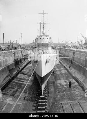 HMS Intrepid vor dem Versuch im Trockendock. Vor kurzem unter den 1935 Daisy Schätzungen abgeschlossen, ist die neue Zerstörer Intrepid im Trockendock in Southampton, bevor sie auf ihre Prozesse verlassen. Intrepid, einer der Händler der I-Klasse, hat eine Verdrängung von 1350 t mit der Hauptbewaffnung von vier 4.7 Zoll-Kanonen und 10 Torpedo-Röhren. Foto zeigt: HMS Intrepid im Trockendock, in Southampton. 25 Mai 1937 Stockfoto