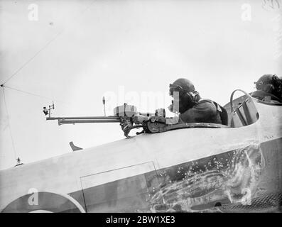 RAF-Kämpfer Proben in Northolt zum Empire Air Day. Die Royal Air Force Fighters Bomberpiloten probten in Northolt die Flugvorzeigen, die sie am Empire Air Day - 29. Mai - auf der Station zeigen würden, wenn der Flugplatz, gemeinsam mit 52 anderen RAF-Einheiten, für die öffentliche Inspektion geöffnet sein wird. Foto zeigt: Schütze auf einem Flugzeug, das ein Maschinengewehr betreibt. 24 Mai 1937 Stockfoto