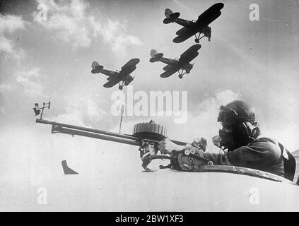 RAF-Kämpfer Proben in Northolt zum Empire Air Day. Die Royal Air Force Kämpfer und Bomber Piloten probten in Northolt die Flugvorzeigen, die sie am Empire Air Day, 29. Mai, auf der Station geben werden, wenn der Flugplatz, zusammen mit 52 anderen RAF-Einheiten, für die öffentliche Inspektion geöffnet sein wird. Foto zeigt, Gloster Gauntlet Mk II der Nummer 111 Staffel, die über einen Maschinenschützen in einem Hawker Demon der Nummer 23 (F) Squadron in Northolt fliegt. 24 Mai 1937 Stockfoto