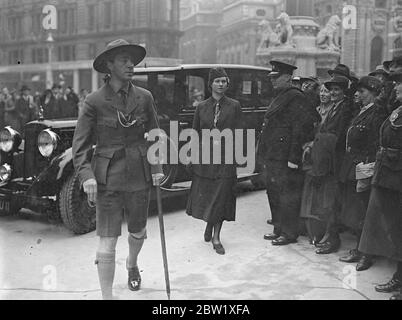 Prinz Gustaf Adolf von Schweden und Prinzessin Sibylla beim SCOUT Thanksgiving-Gottesdienst. Prinz Gustaf Adolf von Schweden, Präsident der schwedischen Pfadfinder, und Prinzessin Sibylla, Ehrenpräsidentin der schwedischen Pfadfinder, nahmen an einem Thanksgiving-Gottesdienst in Westminster Abbey Teil, an dem 4000 Pfadfinder und Pfadfinder aus England, Schottland und Wales teilnahmen. Fotoausstellungen, Prinz Gustaf Adolf und Prinzessin Sibylla in der Westminster Abbey. 22 Mai 1937 Stockfoto