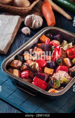 Geröstetes Gemüse auf Backblech. Vegetarische Form Stockfoto