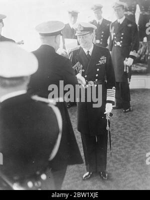 King erhielt deutschen Admiral auf Royal Naval Yacht vor voller Flottenbewertung. Der König, der von anderen Mitgliedern der königlichen Familie begleitet wurde, empfing britische und ausländische von Besuch Kriegsschiffe auf dem Viertel Deck der königlichen Yacht "Victoria und Albert" für Krönungsschifffahrt Überprüfung und Sie in Portsmouth. Foto zeigt, dass der König den Kommandanten des deutschen Kriegsschiffs "Graf von Spee" auf der königlichen Yacht "Victoria and Albert" empfängt. 20 Mai 1937 Stockfoto