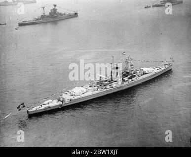 Deutsches 'Pocket' Schlachtschiff 'bekleidet' bei Spithead für die Schiffsbesprechung. Ein Blick aus der Luft des deutschen 'Pocket' Schlachtschiffes 'Admiral Graf Spee', der bei der großen Krönungsschiffbesprechung durch den König und die Königin zum Halt 'gekleidet' wurde. 17 ausländische Kriegsschiffe nehmen an der Überprüfung 20 Mai 1937 Stockfoto