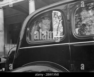 Kronprinz Michael verlässt Rumänien Gesandtschaft, um Flottenprüfung teilzunehmen. Kronprinz Michael von Rumänien verließ die rumänische Gesandtschaft auf dem Eaton-Platz, um an der Flottenüberprüfung durch den König und die Königin in Spithead teilzunehmen. Foto zeigt, Kronprinz Michael verlässt die rumänische Gesandtschaft auf dem Weg nach Spithead. 20 Mai 1937 Stockfoto