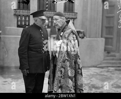 Bischof von Norwich bei der abschließenden Krönungsprobe. Foto zeigt: Der Bischof von Norwich, in seinen Roben, spricht mit einem Polizeiinspektor, als er Westminster Abbey verließ, nachdem er an der Abschlussprobe der Krönungszeremonie teilgenommen hatte. 10 Mai 1937 Stockfoto