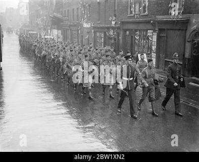 Schottische Truppen kommen in London zur Krönung an. Die Abteilung der Scottish Light Infantry kam zur Krönung an der Station Euston, London, aus Schottland. Sie marschierten zum Krönungslager, das in Kensington Gardens eingerichtet wurde. Foto zeigt: Die Scottish Light Infantry, angeführt von unserem Grenadier Guardsman, marschiert von Euston nach Kensington Gardens. 10 Mai 1937 Stockfoto