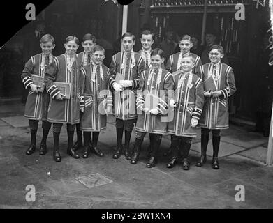 King's Choirboys bei der abschließenden Krönungsprobe in der Abtei. Die abschließende Vollprobe der Krönungszeremonie mit Musik fand in Westminster Abbey statt. Foto zeigt: Die Choirboys des Königs bei der Ankunft in der Abtei. 10 Mai 1937 Stockfoto