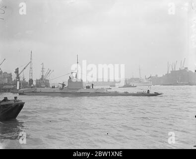 London sieht die Marine. U-Boote in Dock in der Nähe der Tower Bridge. Die U-Boote der Heimatflotte, die im Pool von London zur Krönung stationiert waren, wurden nur wenige Stunden nach ihrer Ankunft für die Besichtigung geöffnet. Foto zeigt: HMS Starfish (19S) Group One U-Boot der britischen S-Klasse im St Katharine's Dock, London. Mai 1937 Stockfoto