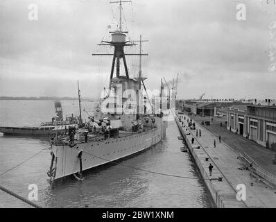 Schlachtgezwirrtes griechisches Kriegsschiff in Southampton für Krönungsüberprüfung. Der griechische Schlachtschiff, der an der Krönungsschiffsüberprüfung in Spithead teilnehmen soll, dockte in Southampton an. Sie überlebte intensive Luftangriffe während der griechischen Revolution vor zwei Jahren. Foto zeigt: Averoff [Georgios Averof] Docking in Southampton. Mai 1937 Stockfoto