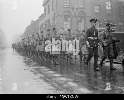 Schottische Truppen kommen in London zur Krönung an. Die Abteilung der Scottish Light Infantry kam zur Krönung an der Station Euston, London, aus Schottland. Sie marschierten zum Krönungslager, das in Kensington Gardens eingerichtet wurde. Foto zeigt: Die Scottish Light Infantry, angeführt von unserem Grenadier Guardsman, marschiert von Euston nach Kensington Gardens. 10 Mai 1937 Stockfoto