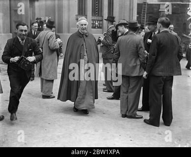 Erzbischof von Canterbury verlässt nach der abschließenden Krönungsprobe. Foto zeigt: Erzbischof von Canterbury, Dr. Cosmo Gordon lang, der nach der Abschlussprobe der Krönungszeremonie in Westminster Abbey in seinen Roben zurückgelassen hat. Dr. lang wird den Krönungsgottes durchführen und die Krone auf den Kopf des Königs stellen. 10 Mai 1937 Stockfoto