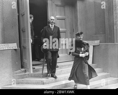 Earl und Gräfin von Athlone bei der Krönungsprobe. Der Earl of Athlone und Prinzessin Alice Gräfin von Athlone nahmen an einer Krönungsprobe in Westminster Abbey Teil. Foto zeigt, der Graf von Athlone und Prinzessin Alice verlassen die Abtei nach der Probe. Mai 1937 Stockfoto