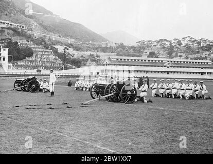 Britische Matrosen Proben Krönungsbericht in Hongkong. Marinebewertungen und Marines von den Kriegsschiffen der China Station Proben auf der schönen Rennbahn in Hongkong für die Bewertungen, die in Shanghai am Krönungstag stattfinden. Foto zeigt, Marines Proben Kanonenbohrer auf Hong Kong Rennbahn für die Krönungsüberprüfung. Mai 1937 Stockfoto