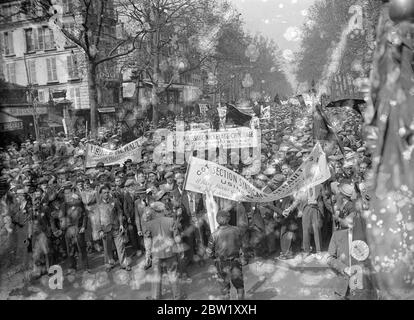 Der Mai wird in Paris mit einer großen Parade gefeiert. Der Mai wurde in Paris mit einer großen Volksfront-Prozession durch die Straßen gefeiert, in der viele Tausende zum Parrten gingen. Geschäfte und Geschäfte waren geschlossen und eine festliche Atmosphäre herrschte, obwohl die Kräfte der Mobile Guards im Falle von Schwierigkeiten zur Seite standen. Foto zeigt, eine allgemeine Ansicht der Prozession im Palast Bastille. Mai 1937 Stockfoto