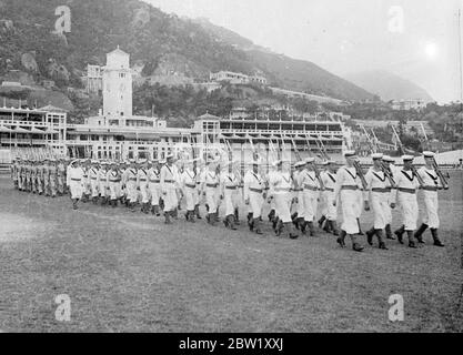 Britische Matrosen Proben Krönungsbericht in Hongkong. Marinebewertungen und Marines von den Kriegsschiffen der China Station Proben auf der schönen Rennbahn in Hongkong für die Bewertungen, die in Shanghai am Krönungstag stattfinden. Foto zeigt, Männer des Suffolk und 'Cumberland' Proben auf Hong Kong Rennbahn für die Krönungsüberprüfung. Fuß 3 Mai 1937 Stockfoto