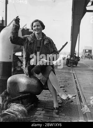 Natals schönstes Geschäftsmädchen kommt zur Krönung. Miss Joyce Edwards, die attraktivste Geschäftsfrau in Natal, kam in Southampton auf dem Warwick Castle an, um an der Krönung teilzunehmen. Sie wird 10 Tage in London verbringen. Foto zeigt: Miss Joyce Edwards winkt bei der Ankunft in Southampton. 10 Mai 1937 Stockfoto