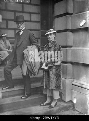 Ramsay MacDonald und Ishbel aus der Royal Academy. Berühmte Kunstliebhaber besuchten die private Ansicht der Royal Academy Exhibition im Burlington House. Foto zeigt, Herr Ramsay MacDonald Gesetz Präsident des Rates, Ankunft mit seiner Tochter, Miss Ishbel MacDonald, die private Ansicht. 30. April 1937 Stockfoto