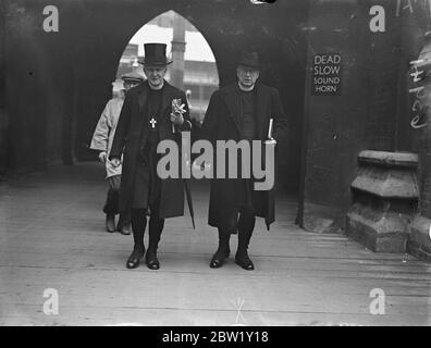 Erzbischof von Canterbury und Dekan von Westminster verlässt nach der Probe der Abtei. Foto zeigt: Der Erzbischof von Canterbury, Dr. Cosmo Gordon lang, und der Dekan von Westminster, Dr. Foxley Norris verlassen nach einer Krönungsprobe in Westminster Abbey. 29. April 1937 Stockfoto