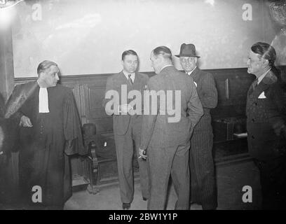 Foto zeigt: Pierre Henri Alexandre im Gespräch mit englischen Journalisten. [ ? Red Max-Prozess eröffnet in Paris - Zeugen aus London rufen an. Erstaunliche Enthüllungen des Soho-Dramas. Mit mehreren Zeugen aus London, darunter Sir Bernard Spilsbury, wurde in Paris der Prozess gegen Roger Vernon und seine 25-jährige Geliebte Suzanne Bertron wegen der Ermordung von Red Max Kassel eröffnet. Kassel, die berüchtigte Figur der Unterwelt von Paris und London, wurde im Januar vergangenen Jahres unter einer Hecke in St Albans mit Kugeln durchlöchert gefunden. Die Anklageschrift beschreibt Vorfälle, die zum Tod von Kassel führten, und behauptet, dass es einen gewaltsamen Streit i gebe Stockfoto