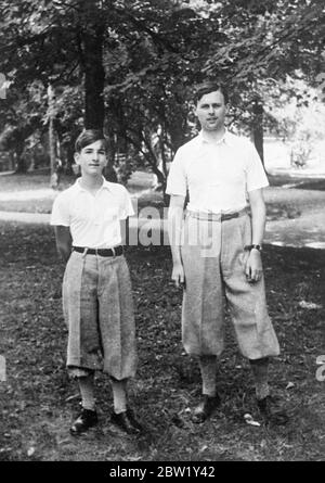 Boy King of Yugoslavia macht sich mit in den Spaß des Lagerlebens. König Peter, der junge Monarch von Jugoslawien, verbringt seinen Sommerurlaub im Lager mit einer Gruppe von Pfadfindnerinnen auf dem Gelände von Suvobar, der Sommerkönigssitz am Ufer des Bleder Sees, König Peter zieht frei in das Leben des Lagers, Hilfe bei den täglichen Aufgaben und Teilnahme an den Spielen. Foto zeigt, König Peter mit seinem Tutor M Panob. 14 Juni 1937 Stockfoto