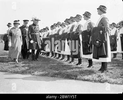 Sir Claude Jacob inspiziert den Londoner Bezirk der St. John Ambulance Brigade. 5000 Mitglieder der St. John Ambulance Brigade waren im Hyde Park auf Parade, als Feldmarschall Sir Claude W. Jacob die Abteilung des Londoner Bezirks inspizierte. Dies ist die einzige Gelegenheit in dem Jahr, in dem der ganze Bezirk umgebracht wird. Foto zeigt: Sir Claude Jacob inspiziert Krankenschwestern bei der Parade. Juni 1937 Stockfoto