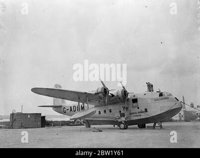 Kaledonien bereitete sich auf den ersten experimentellen Transatlantikflug vor. Caledonia, das riesige Imperial Airways-Flugboot, wird in Southampton für den ersten transatlantischen Experimentalflug vorbereitet, den sie Ende dieses Monats machen wird. Ausgestattet mit speziellen zusätzlichen Tankkapazitäten wird Caledonia Hunderte von Meilen in den Atlantik für Rynanna vor der eigentlichen Überfahrt Testflüge machen. Die amerikanische Maschine wird zur gleichen Zeit nach England fahren. Foto zeigt: Caledonien wird in Southampton für den ersten transatlantischen Experimentalflug vorbereitet. 16 Juni 1937 Stockfoto