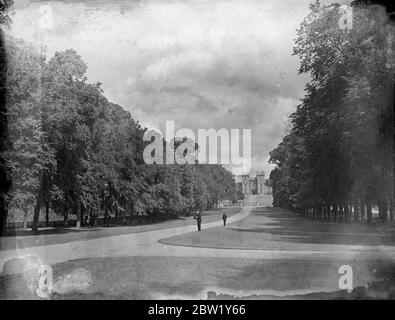 King und Queen, um Windsor's berühmten langen Spaziergang zu fahren. Ein neues Bild vom langen Spaziergang am Windsor Castle, berühmt für seine herrlichen Alleebäume, entlang denen der König und die Königin morgen (Samstag) auf ihrem Staatseingang nach Windsor fahren werden. 11 Juni 1937 Stockfoto