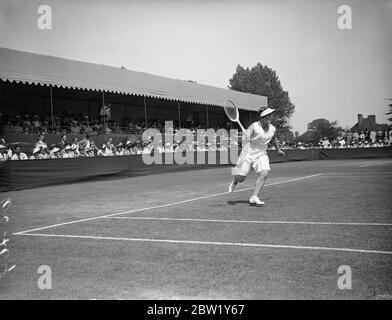 Der amerikanische Meister tritt in das Finale der Kent Championships ein. Miss Alice Marble, die Amerikanerin, trat in das Finale der Kent Tennis Championships ein, indem sie Miss King in Beckenham mit 6-4, 6-3 besiegte. Sie wird Mlle Jezrejowska, aus Polen, im Finale treffen. Foto zeigt, Miss King im Spiel gegen Miss Marmor. 11. Juni 1937 Stockfoto