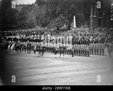 König inspiziert Wachen am Trooping der Farbe. Der König mit dem Herzog von Gloucester, Herzog von Kent und Prinz Arthur von Connaught nahmen zum ersten Mal seit seiner Himmelfahrt an der Trooping the Color Ceremony auf der Horse Guards Parade Teil. Die Königin und andere Mitglieder der königlichen Familie beobachten die Zeremonie. Die Farbe des 1. Bataillons Coldstream Guards wurde getroopt. Foto zeigt, der König macht die Inspektion. Juni 1937 Stockfoto